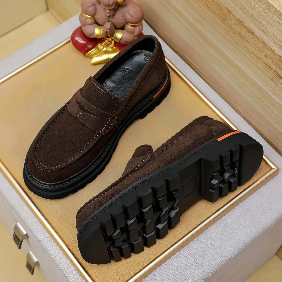 Men's shoes 💰660 💰 Louis Vuitton LV ® Autumn and Winter 🆕 models 🔛Full shoe counter First layer cowhide, 🐂Leather lined casual shoes for men, super soft outsole, essential for driving. Counter synchronization Original first layer cowhide Completely 1:1 mold customization 🌹Top version, 2 colors available! Number: 38-45 (37.46. Customized)